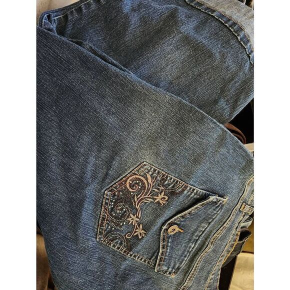 Westport capris  Size 22 stretchy cuffed legs and embroidered back pockets - Picture 1 of 1